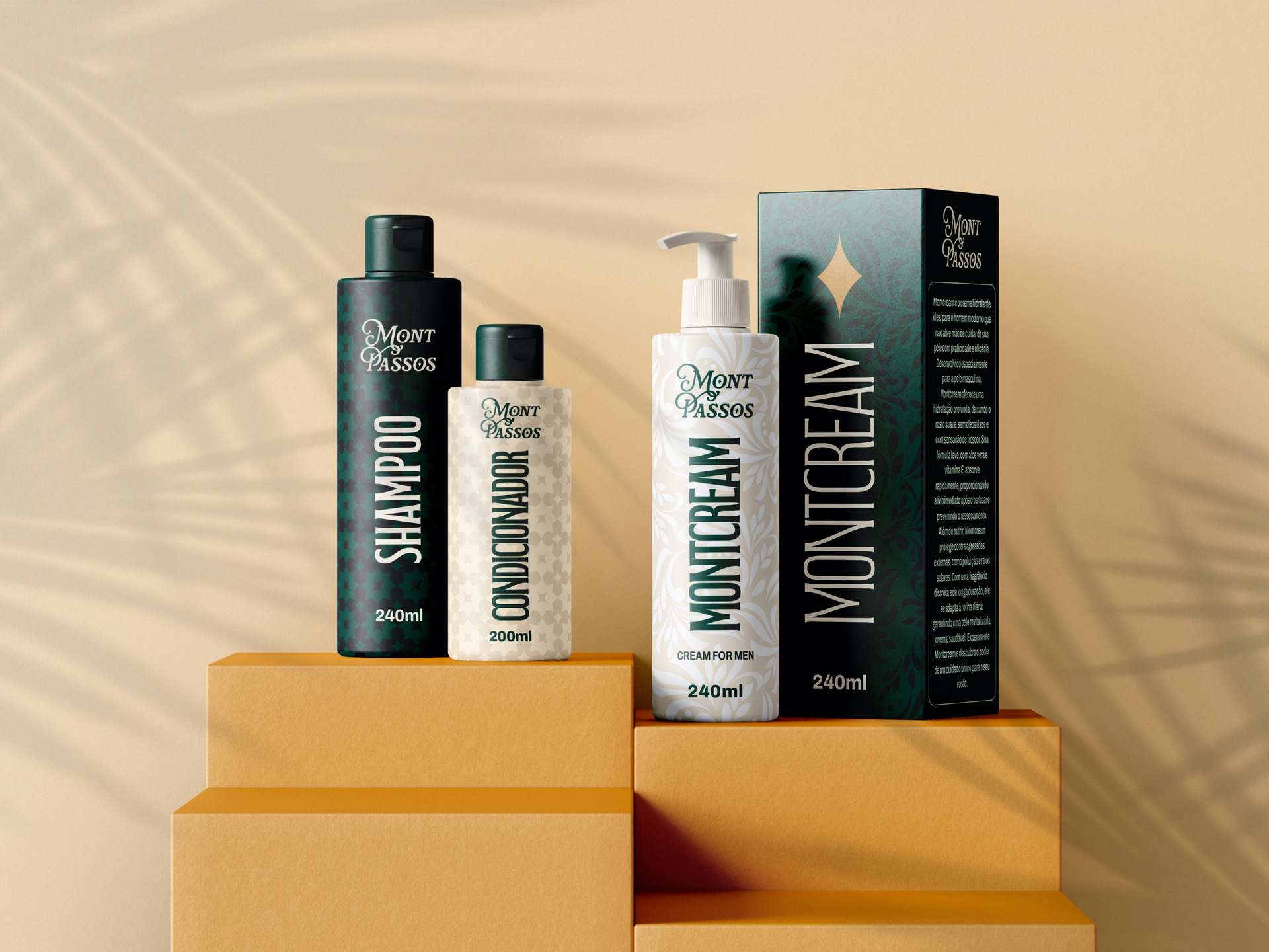 Frascos de shampoo, condicionador e creme Mont Passos em verde escuro e branco, sobre pedestais bege com sombra de folhagem.